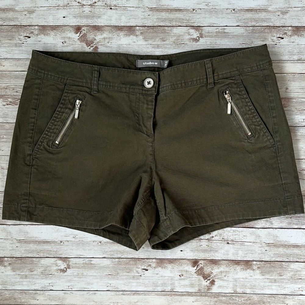 Studio-W Olive Green Chino Shorts Womens Cotton 3.5” Mid-Low Rise size 8 Pockets